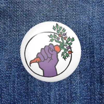 Fist with carrot - veggie - 2.3 cm - Button / Badge / Pin